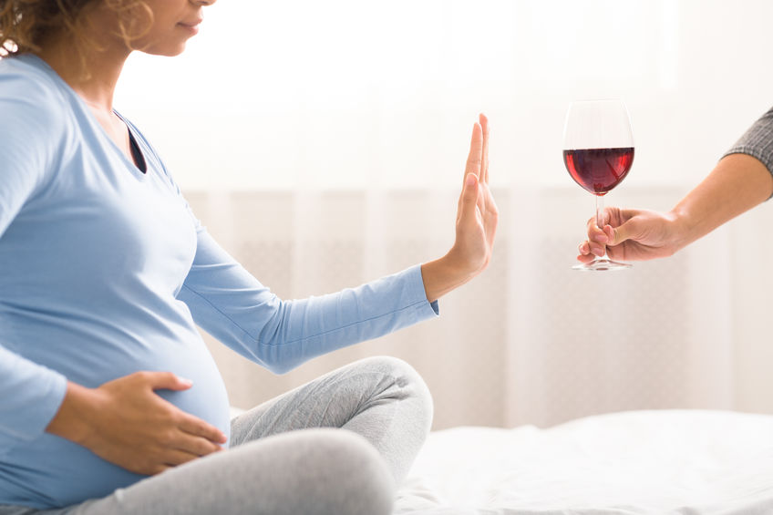 Выпивала и забеременела. Алкоголь и беременность картинки. Женщина отказывается от вина. Алкоголь при беременности аллергия. Алкоголь при беременности немного.