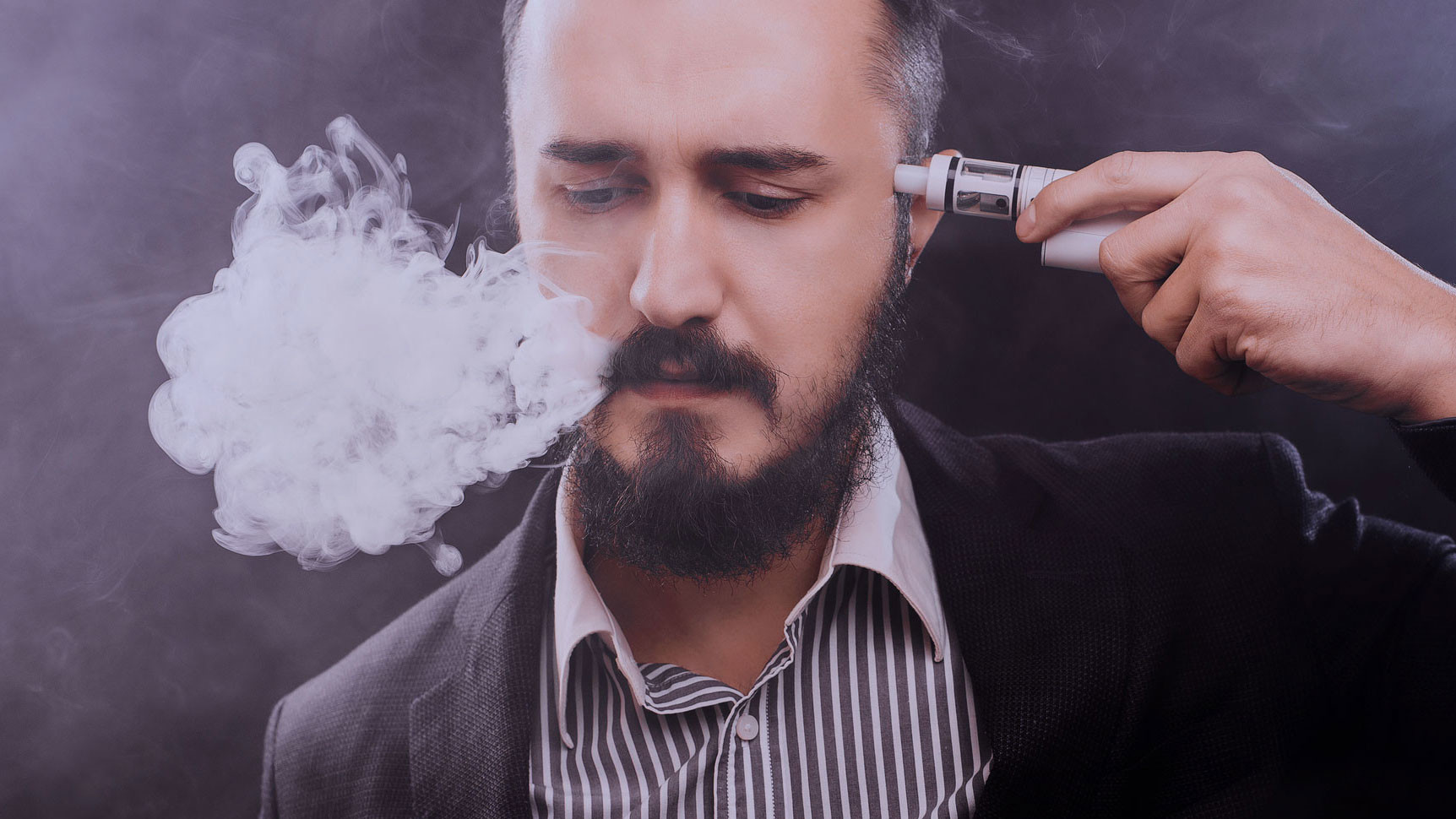 Мужчина подобрал электронную сигарету. Человек с электронной сигаретой. Курение вейпов. Парильщик вейп. Человек курит электронную сигарету.