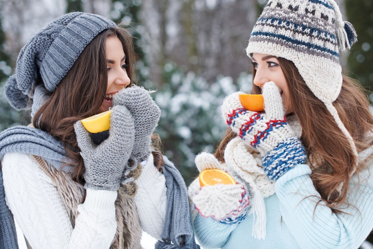 Некоторые люди любят пить зимой витамины. Девушка зима еда. Питание зимой. Витамины для зимы. Девушка зимой диета.